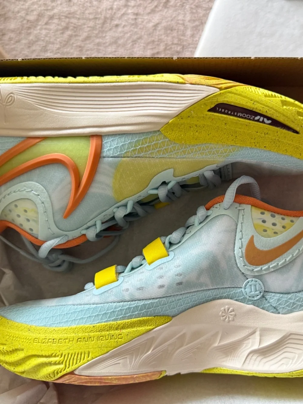 Nike vibrant kyrie
